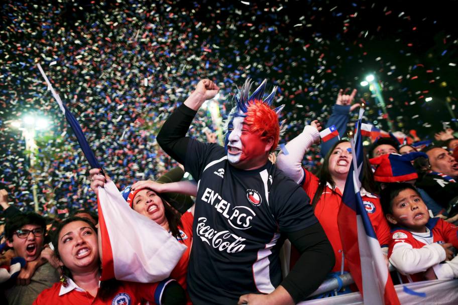 I tifosi del Per pazzi di gioia per la vittoria della loro nazionale (Reuters)